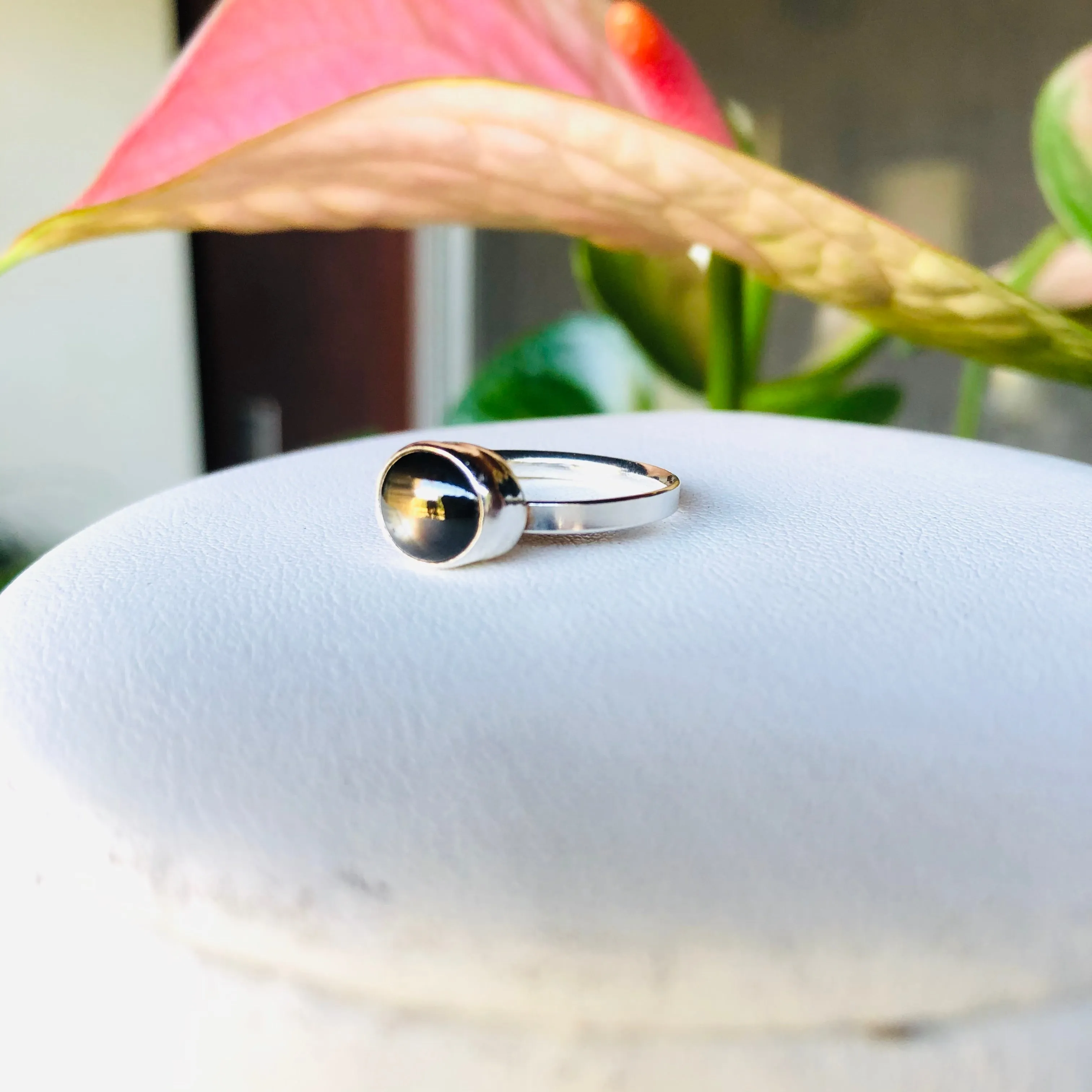 Little oval stacking ring with black/brown sapphire